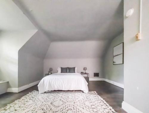 Large 3BDRM Close to Universities, Hospitals & Downtown in Pittsburgh, USA