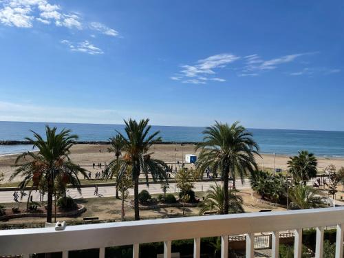 Primera línea de playa con preciosas vistas al mar - Apartment - Cunit