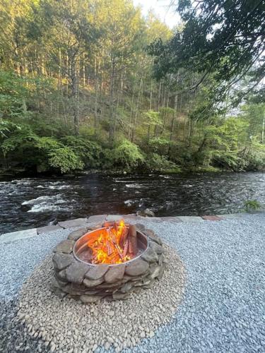 Cozy Poconos retreat on Bushkill Creek w/ Firepit!