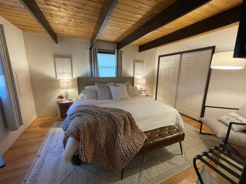 Cozy Poconos retreat on Bushkill Creek w/ Firepit! in East Stroudsburg, USA