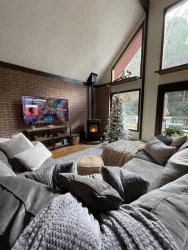 Cozy Poconos retreat on Bushkill Creek w/ Firepit! in East Stroudsburg, USA