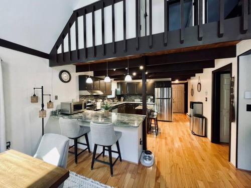 Cozy Poconos retreat on Bushkill Creek w/ Firepit! in East Stroudsburg, USA