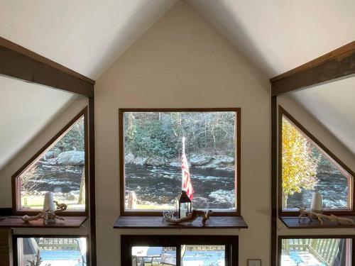 Cozy Poconos retreat on Bushkill Creek w/ Firepit! in East Stroudsburg, USA