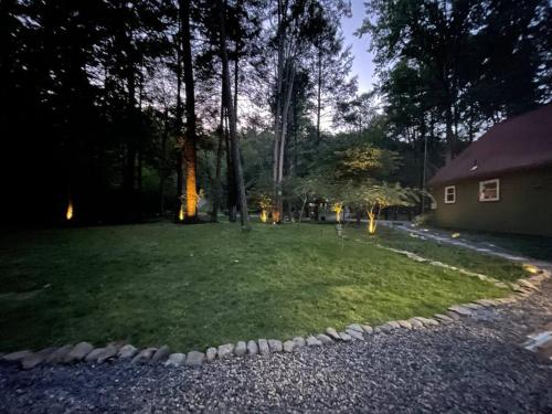 Cozy Poconos retreat on Bushkill Creek w/ Firepit!