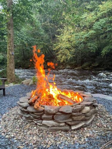 Cozy Poconos retreat on Bushkill Creek w/ Firepit!