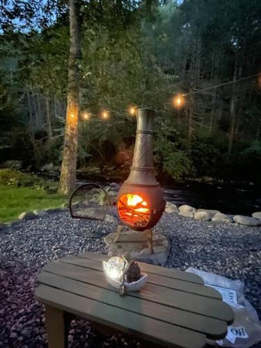 Cozy Poconos retreat on Bushkill Creek w/ Firepit!