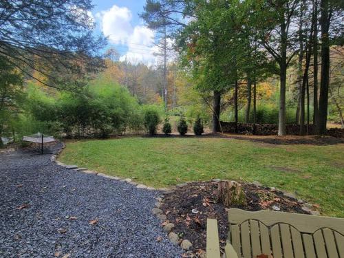 Cozy Poconos retreat on Bushkill Creek w/ Firepit!