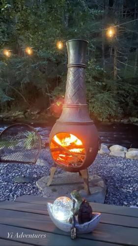 Cozy Poconos retreat on Bushkill Creek w/ Firepit!