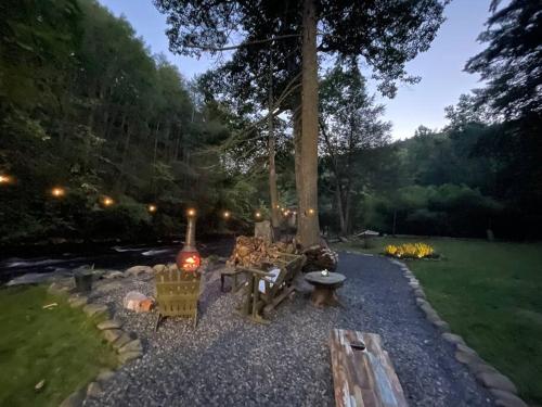 Cozy Poconos retreat on Bushkill Creek w/ Firepit!