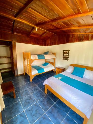 1 double bed, 1 twin bed