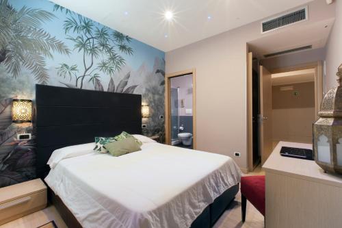 Standard Double Room image 4