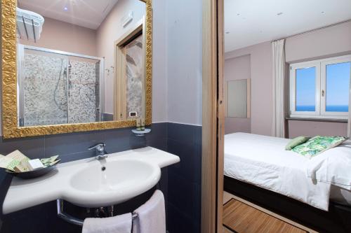 Standard Double Room image 3
