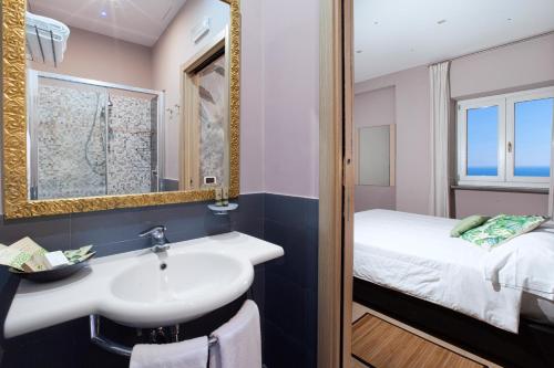 Standard Double Room image 2