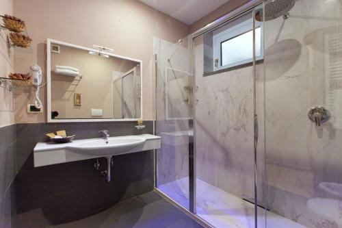 Superior Double or Twin Room image 9