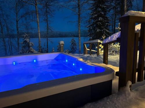 Villa Joutsen with jacuzzi in Ala-Sarkilahti