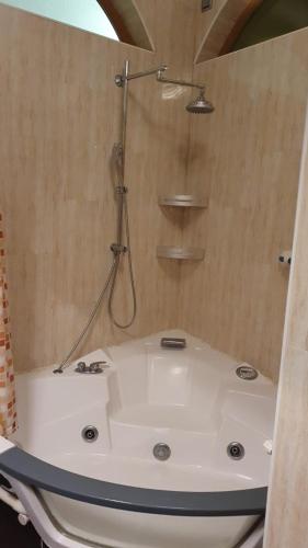 دش, Casa Pinares in Mostoles