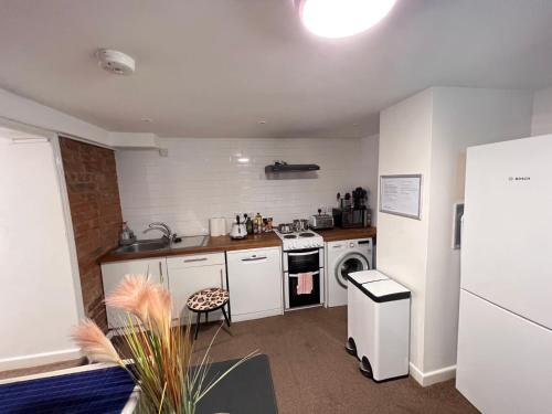 Central Cheltenham, Self Contained Flat, Sleeps 4, Private basement flat with full kitchen, ideal for shopping, races, festivals or short city breaks, Free Parking available by reservation only, limited spaces - Cheltenham