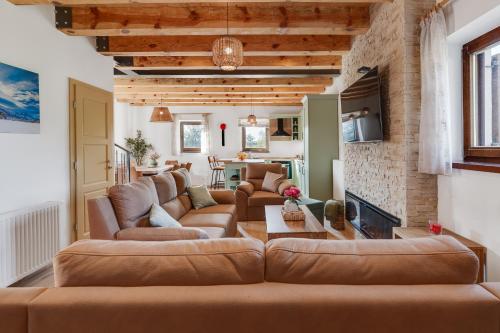 SOKOL - Falcon's nest villa in Gracac