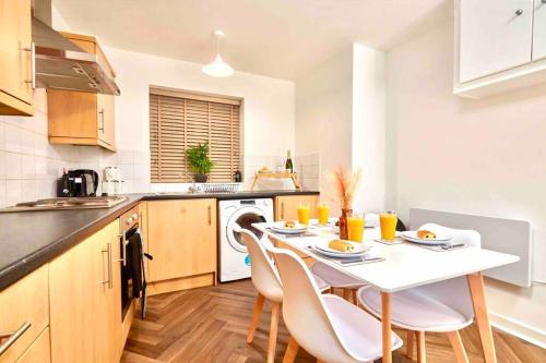 Next to Headingley Stadium - Perfect for Families & Work - Contact us for Better Offers!