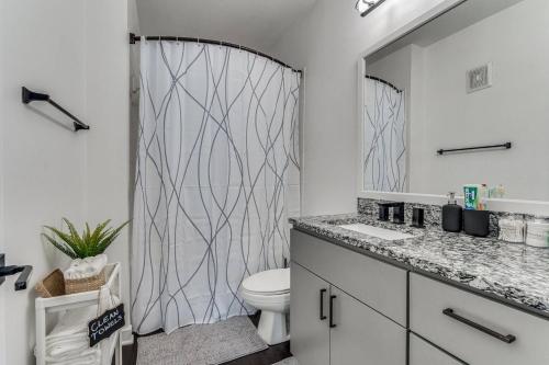 Luxurious 2BR plus Resort Style Pool Luxurious 2BR plus Resort Style Pool