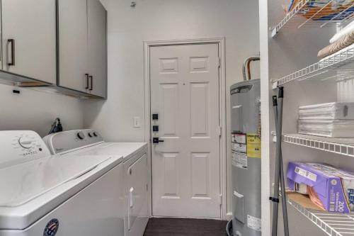 Luxurious 2BR plus Resort Style Pool Luxurious 2BR plus Resort Style Pool