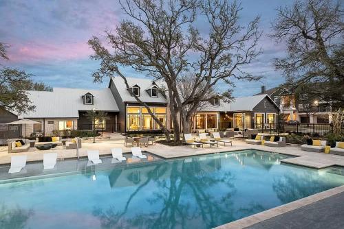 Luxurious 2BR plus Resort Style Pool Luxurious 2BR plus Resort Style Pool