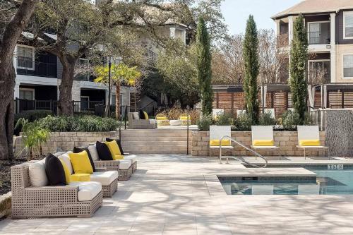 Luxurious 2BR plus Resort Style Pool in 帕克