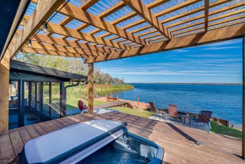 Lakefront Florida Retreat with Dock and Kayaks in Lake Panasoffkee, USA