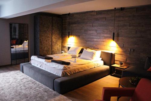 1 queen bed, 1 sofa bed