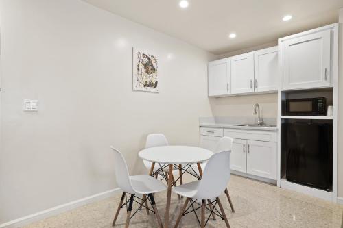 Brookhurst Plaza Inn - image 10