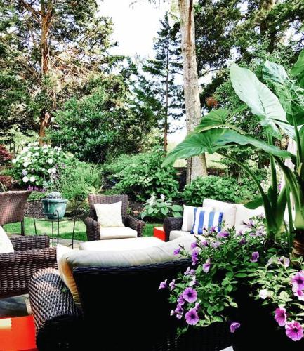 Stunning Townhouse w Tennis & Pool in Southampton