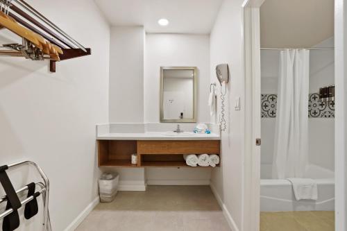 Brookhurst Plaza Inn - image 12