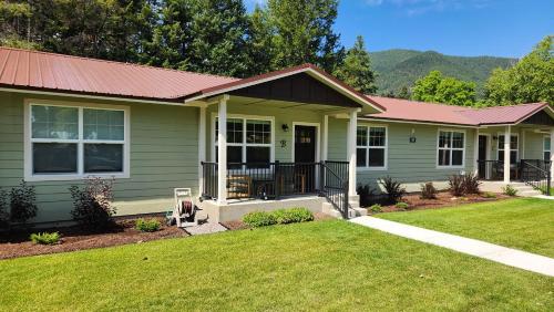 Beargrass Lodging & RV Resort