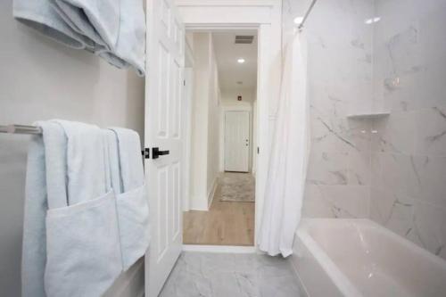 Brand new 4BR only 1.5 blocks to the beach in Wildwood, USA