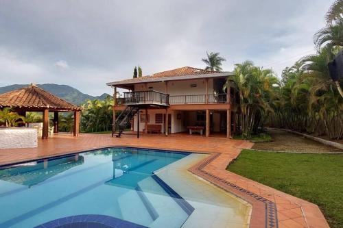 Finca en Copacabana con piscina y cancha de futbol