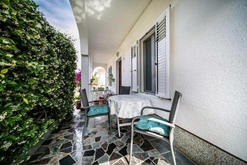 One-Bedroom Apartment with Terrace image 2