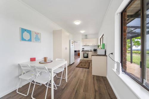 kuhinja, Willunga House - Fireplace Vineyard Views in Mclaren Vale