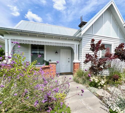 Фасада на хотела, Botanica House - Your Kyneton Oasis in Кайнтън