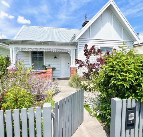 Градина, Botanica House - Your Kyneton Oasis in Кайнтън