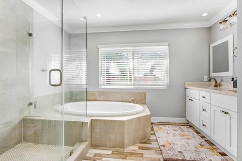 Modern and Stylish 4-bedroom Home in Fullerton, USA