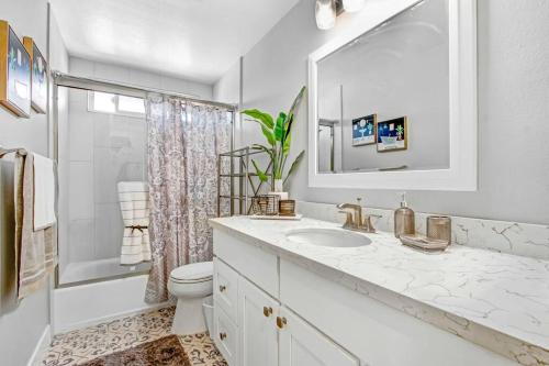 Modern and Stylish 4-bedroom Home in Fullerton, USA