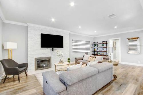 Modern and Stylish 4-bedroom Home in Fullerton, USA