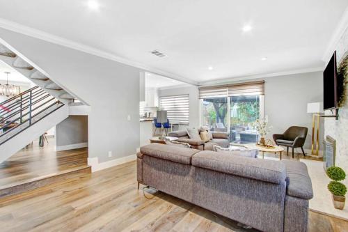 Modern and Stylish 4-bedroom Home in Fullerton, USA