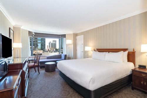 Standard Room, 1 King Bed room in Sandman Signature Edmonton Downtown Hotel