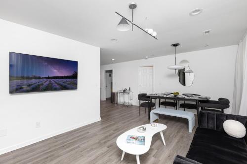 Large Modern Home King Beds Near DWTN Patio in Charlotte, USA