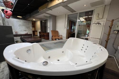 room detail thumbnail 2