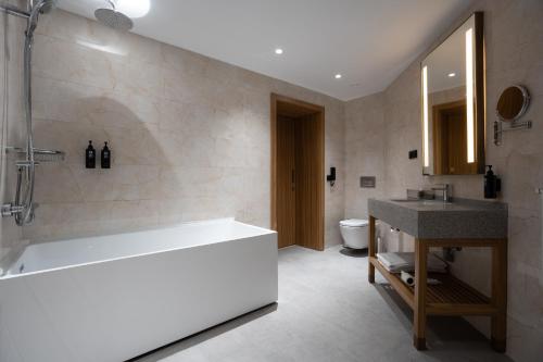 room detail thumbnail 2