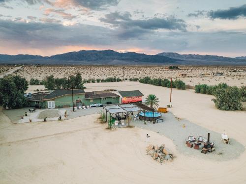 Astroturism - 5 acres fenced - Pool & Jacuzzi - Pet friendly in Twentynine Palms, USA