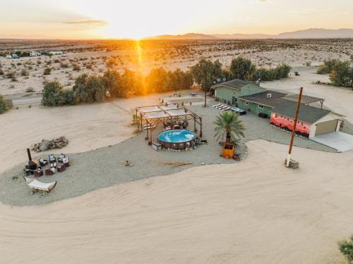 Astroturism - 5 acres fenced - Pool & Jacuzzi - Pet friendly in Twentynine Palms, USA