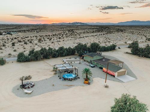 Astroturism - 5 acres fenced - Pool & Jacuzzi - Pet friendly in Twentynine Palms, USA